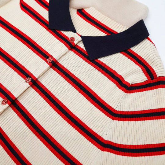 Damen Kurzarm-Rippenstrick-Cardigan mit Polokragen, Knopfleiste und Rüschensaum Nord Taschen