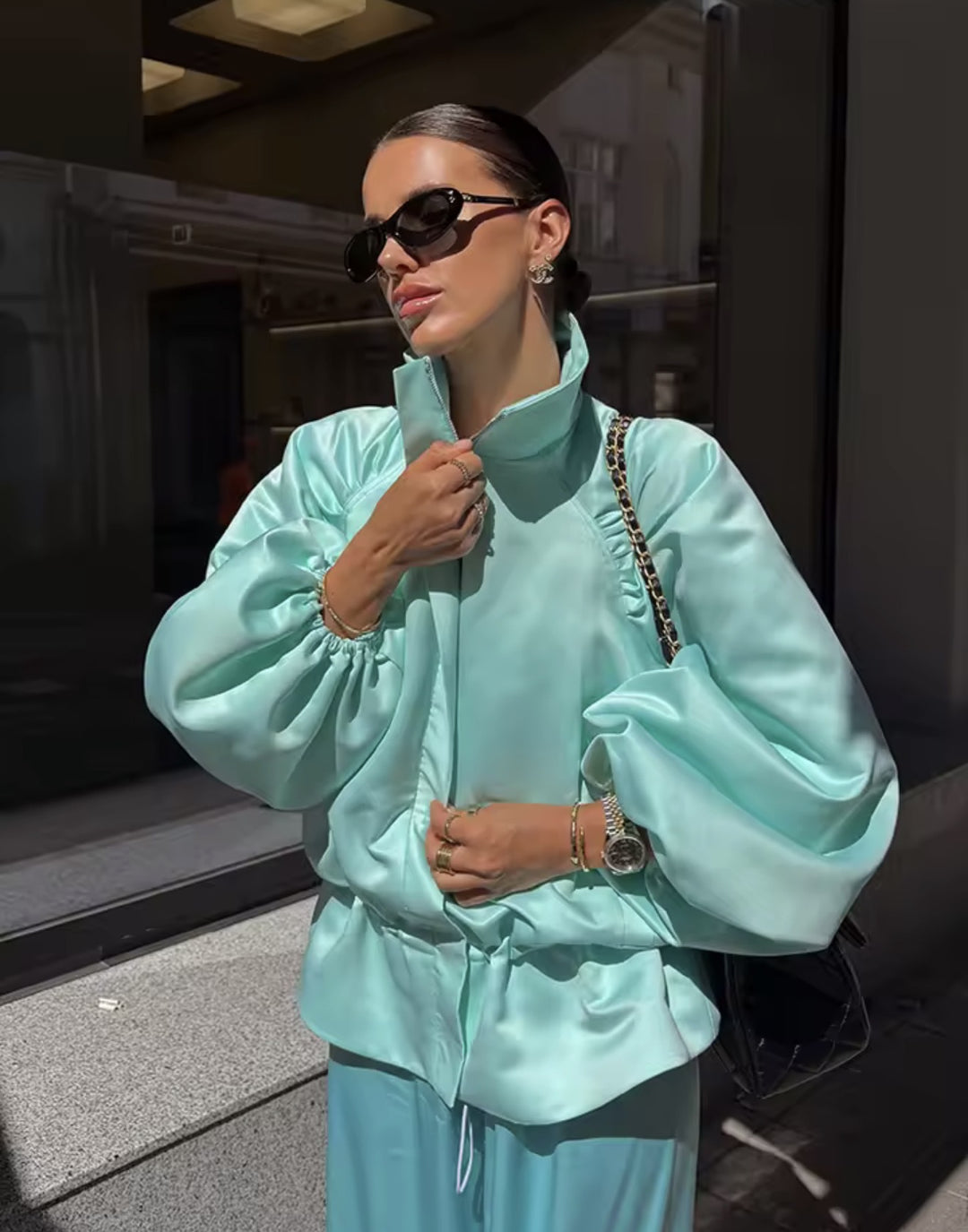 Damen Voluminöse Cropped‑Blousonjacke mit Puffärmeln, Tunnelzugtaillierung und Stehkragen Nord Taschen
