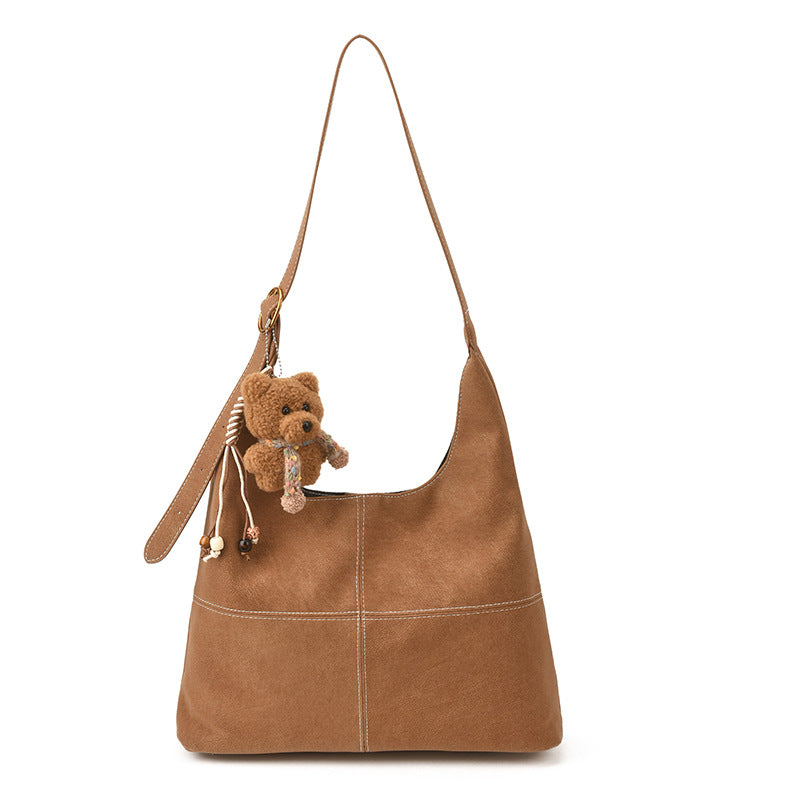 Damen Hobo-Tasche aus weichem Kunstleder mit charmantem Bären-Anhänger Nord Taschen