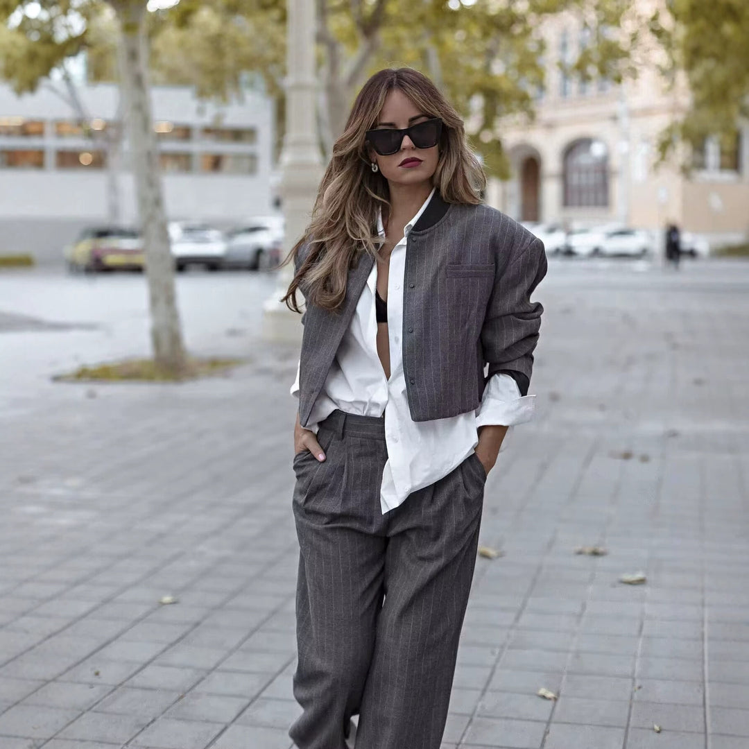 Damen Zweiteiliges Nadelstreifen-Anzugset mit kurzem Knopfblouson und hochtaillierter Faltenhose Nord Taschen