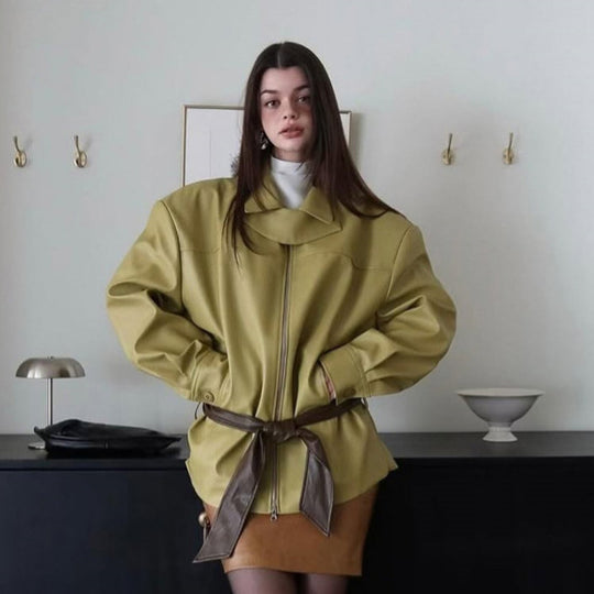 Damen Boxy-Kunstlederjacke mit hohem Stehkragen, Frontzip und Taillenschärpe Nord Taschen