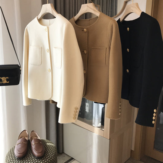 Damen Kurzblazer aus Wollmix mit Rundhalsausschnitt, Pattentaschen und goldenen Zierknöpfen Nord Taschen