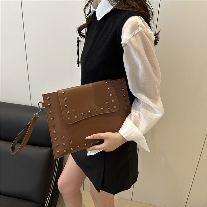 Damen elegante Clutch mit Nietenakzenten Nord Taschen