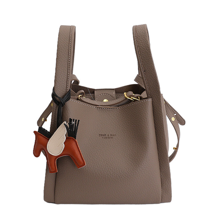 Damen stylische Bauchtasche mit liebevoll gestaltetem Anhänger Nord Taschen