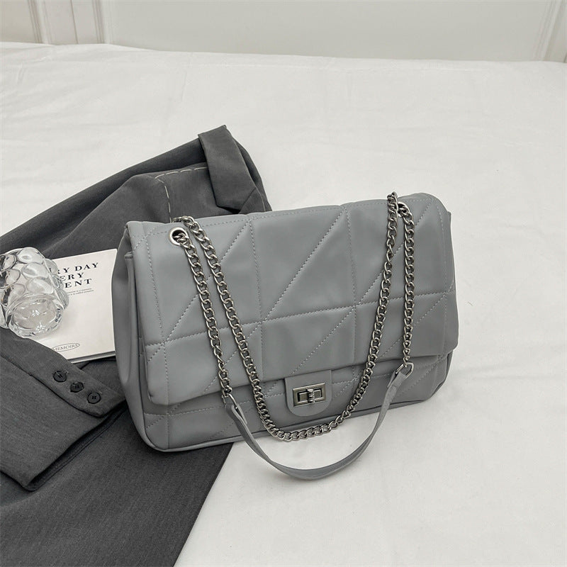 Damen elegante Umhängetasche mit strukturiertem Design und Kettenakzent Nord Taschen