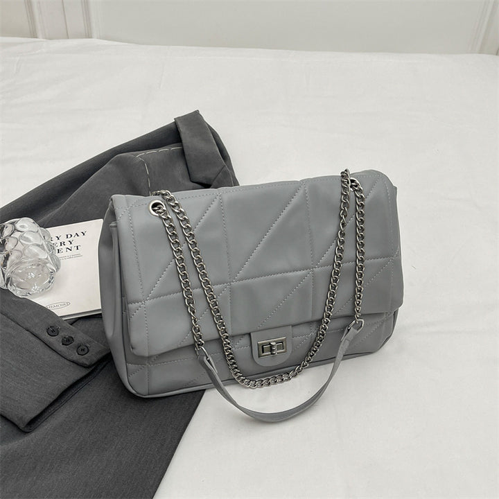 Damen elegante Umhängetasche mit strukturiertem Design und Kettenakzent Nord Taschen