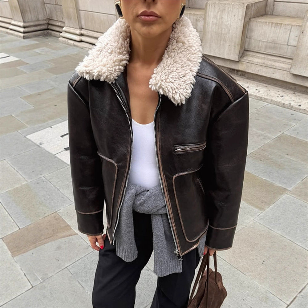 Damen Kurz geschnittene Lederimitat‑Fliegerjacke mit voluminösem Teddy‑Schalkragen und markanten Ziernähten Nord Taschen