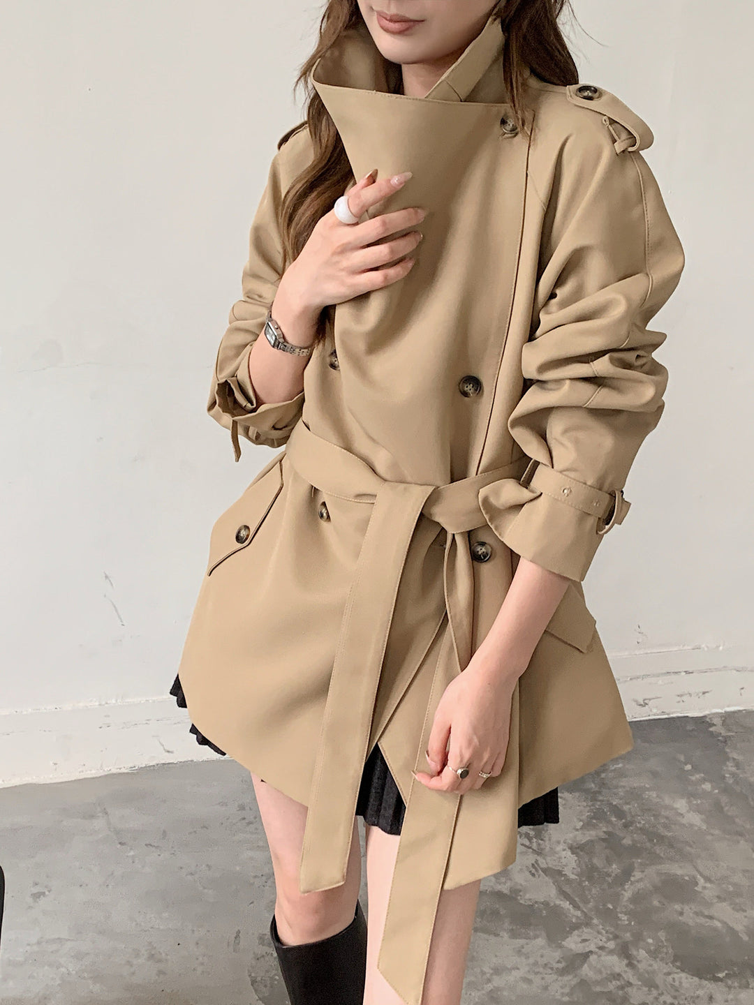 Damen Kurztrench im Boxy-Cut mit hohem Stehkragen und verstellbarem Taillengürtel Nord Taschen