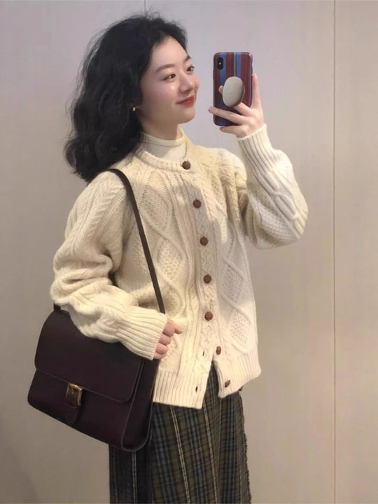 Damen Strick-Cardigan im Aran‑Stil mit Zopf‑ und Perlmuster sowie Holzknopfleiste Nord Taschen