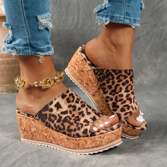 Damen Wedge-Pantoletten mit wildem Leopardenmuster und komfortabler Korksohle