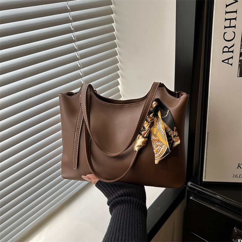Damen elegante Tote-Bag mit feinem Tragegurt und modischen Accessoires Nord Taschen