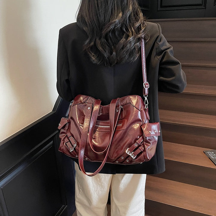 Damen Hobo-Tasche mit dekorativen Akzenten und praktischen Reißverschlussfächern Nord Taschen