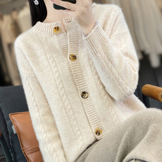 Damen Kaschmirähnlicher Zopfmuster‑Cardigan mit Rundhals und Hornoptikknöpfen Nord Taschen