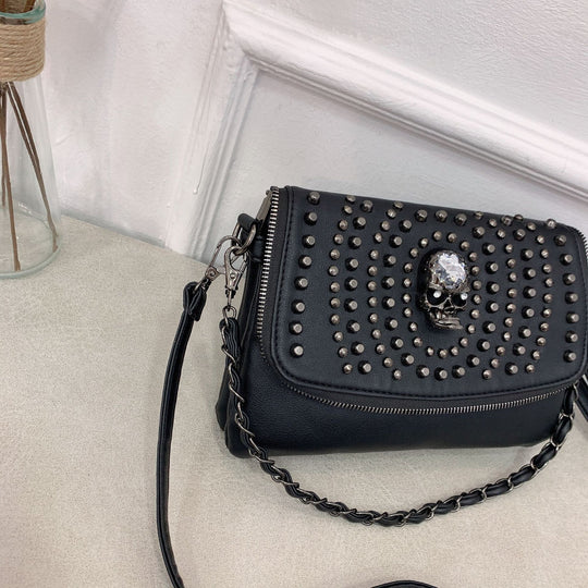 Damen Clutch mit verspieltem Totenkopf-Design und dekorativen Nieten Nord Taschen
