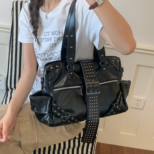 Damen Schultertasche im angesagten Rock-Stil mit dekorativen Nieten Nord Taschen