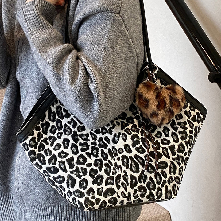 Damen Hobo-Tasche mit elegantem Leopardenmuster und praktischem Plüschanhänger Nord Taschen
