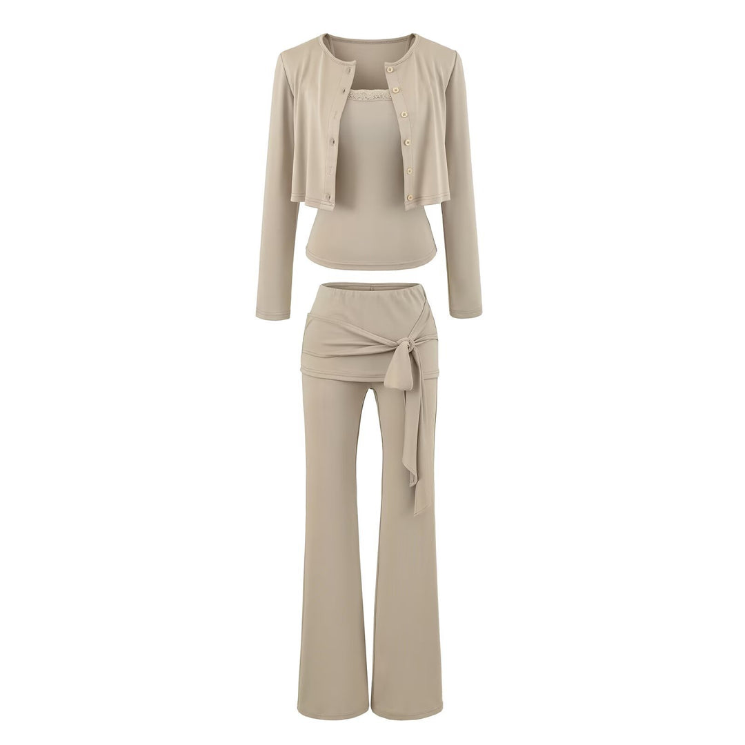 Damen dreiteiliges Lounge-Set mit kurzem Knopfcardigan, Spitzentop und Wickel-Schlaghose Nord Taschen