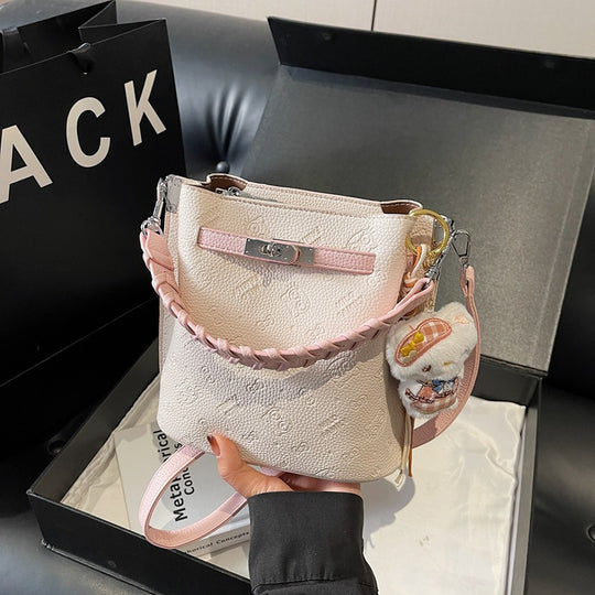 Damen Umhängetasche aus strukturiertem Kunstleder mit geflochtenem Schulterriemen Nord Taschen