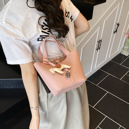 Damen praktische Handtasche mit niedlichem Anhänger Nord Taschen