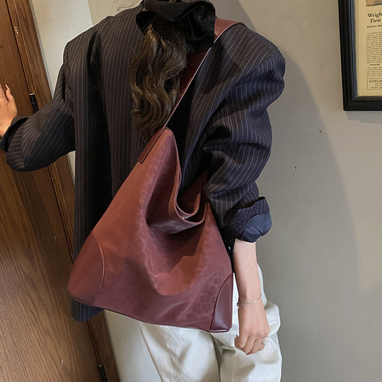 Damen Hobo-Tasche aus weichem Veloursleder mit eleganter Silhouette Nord Taschen
