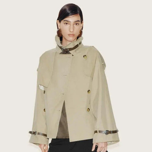 Damen Kurzer Boxy-Trenchcoat mit weitem Revers, Schulterriegeln und verstellbaren Manschetten Nord Taschen