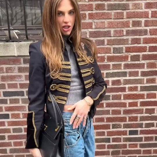 Damen Cropped Parade‑Militärjacke mit goldener Zierkordel, Stehkragen und Samtbesatz Nord Taschen