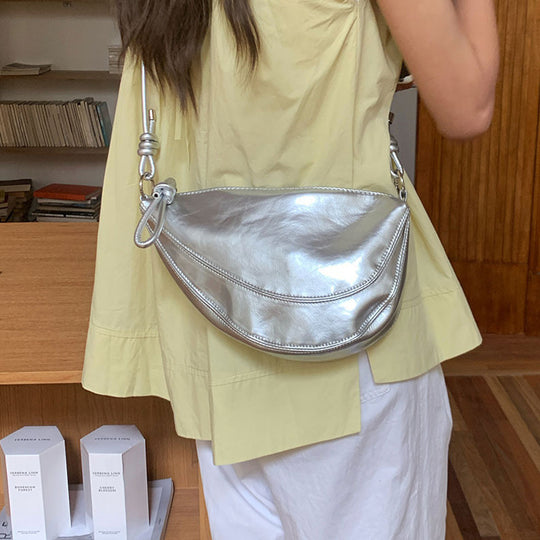 Damen Hobo-Tasche mit geschmeidiger Oberfläche und goldenen Verzierungen Nord Taschen
