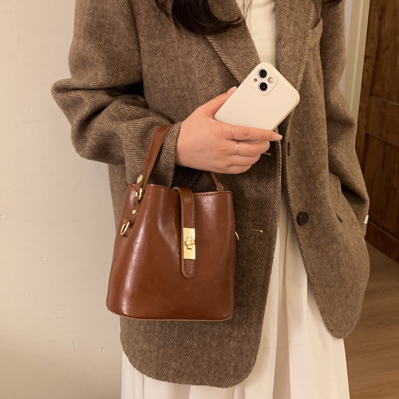 Damen Beuteltasche mit stilvollem Design und praktischem Trageriemen Nord Taschen