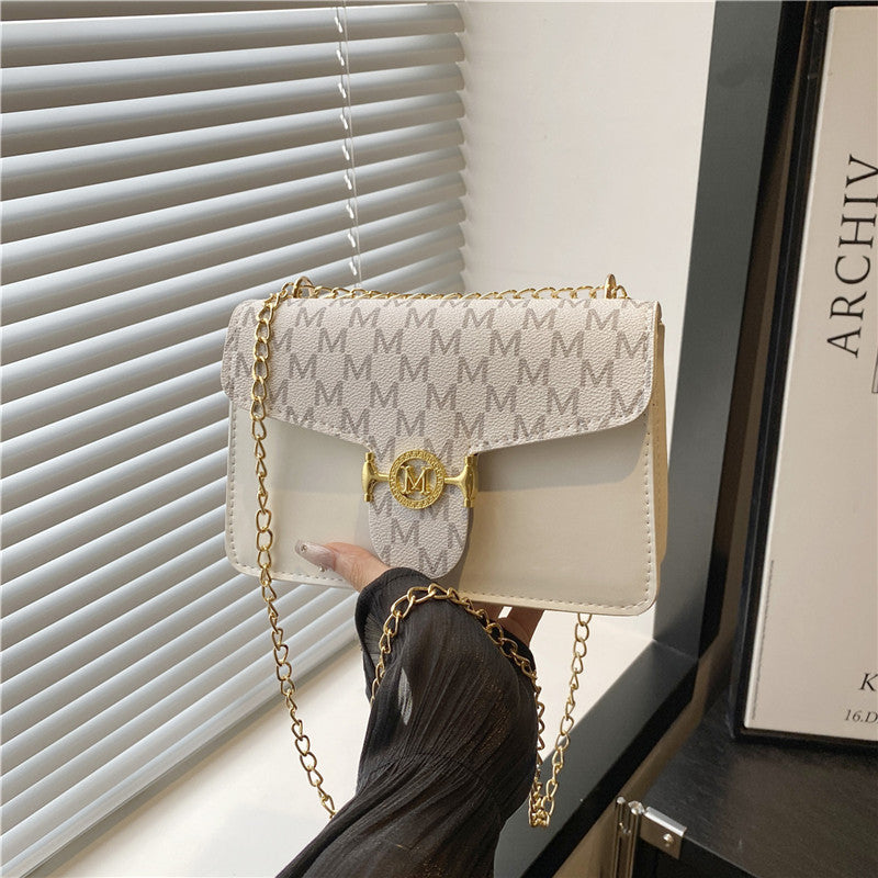 Damen Umhängetasche mit goldener Kettenverzierung und Designer-Logo Nord Taschen