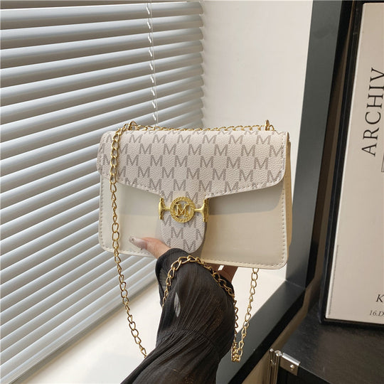 Damen Umhängetasche mit goldener Kettenverzierung und Designer-Logo Nord Taschen