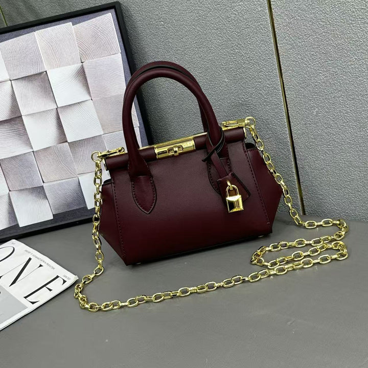 Damen Handtasche im strukturierten Design mit goldener Kette Nord Taschen