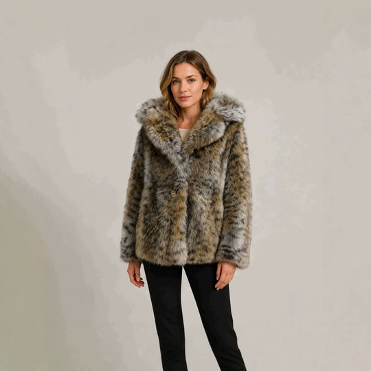 Damen Kurzjacke aus hochwertigem Kunstfell mit Kapuze und kaschierender Boxy-Silhouette Nord Taschen