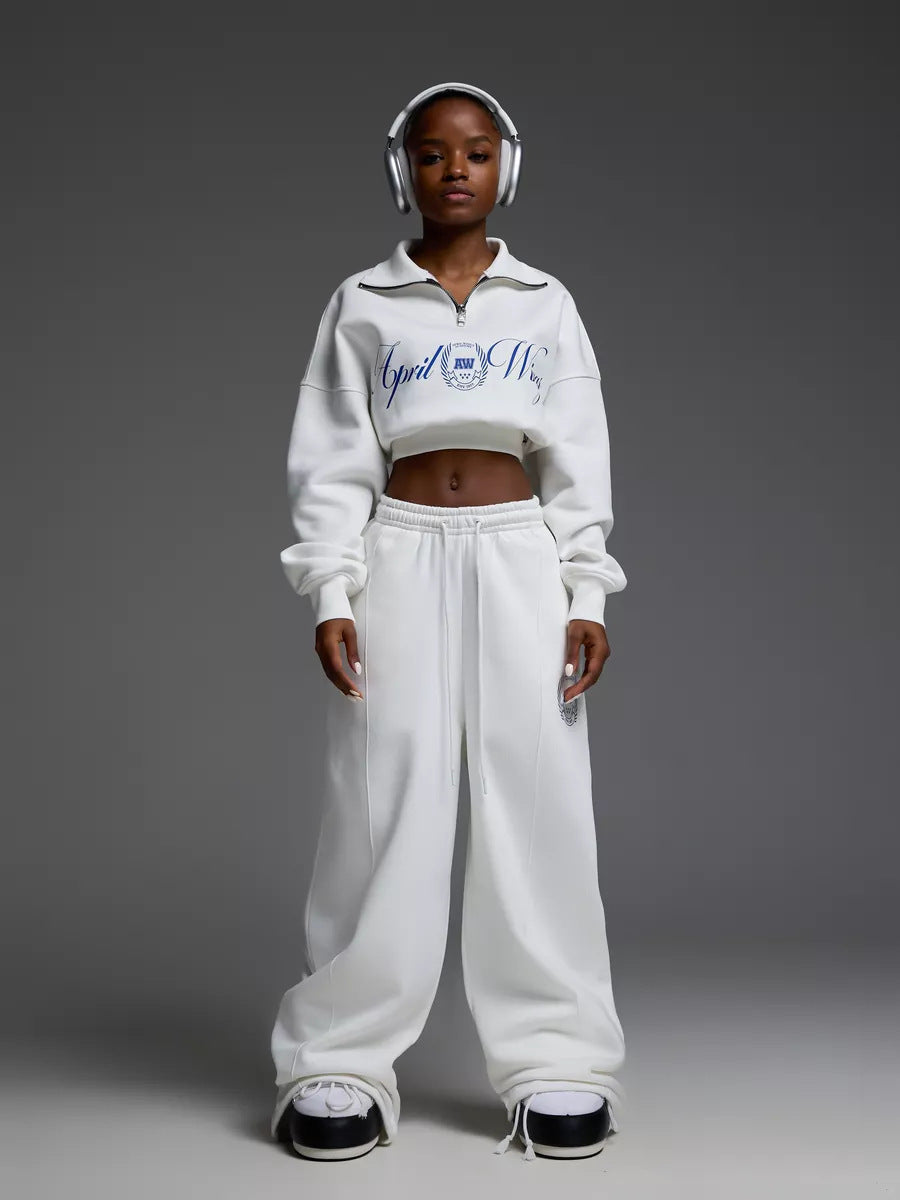 Damen gekürztes Halfzip-Sweatshirt mit Collegestickerei und weit geschnittene High‑Waist Lounge-Jogginghose Nord Taschen