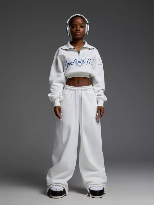 Damen gekürztes Halfzip-Sweatshirt mit Collegestickerei und weit geschnittene High‑Waist Lounge-Jogginghose Nord Taschen