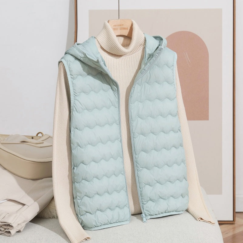 Damen Ultraleichte Kapuzen-Steppweste mit ergonomischer Wellensteppung und kompaktem Packformat Nord Taschen