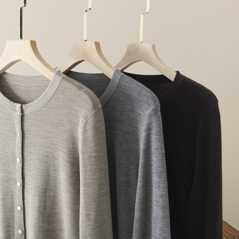 Damen Leichter Feinstrick-Cardigan mit Rundhals, Slim-Passform und dezenter Knopfleiste Nord Taschen