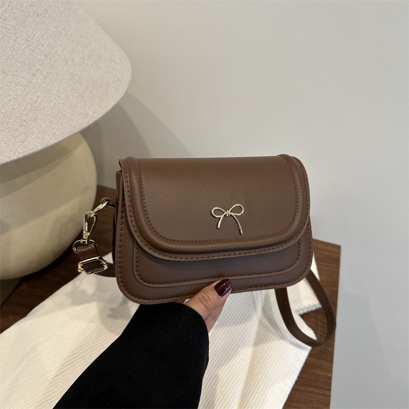 Damen Mini-Umhängetasche aus hochwertigem Kunstleder mit dekorativem Schleifenverschluss Nord Taschen