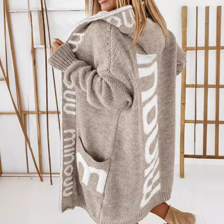 Damen Oversize Strickmantel mit Kapuze, Jacquard-Logo und Eingrifftaschen Drune