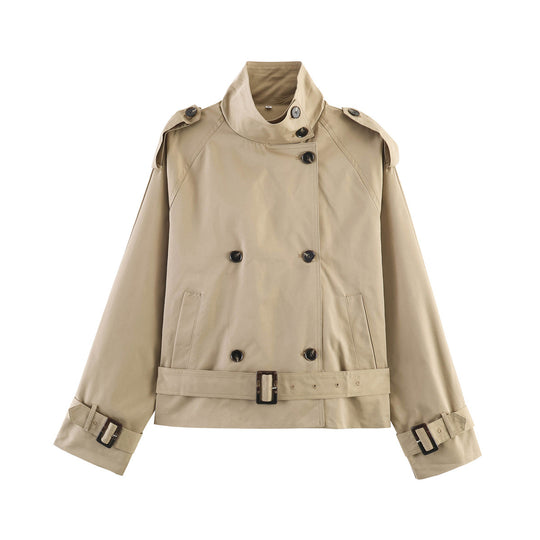 Damen 20+ kurzer Doppelreiher Trenchblouson im Boxy‑Cut mit Stehkragen Schulterklappen und verstellbarem Taillengürtel Nord Taschen
