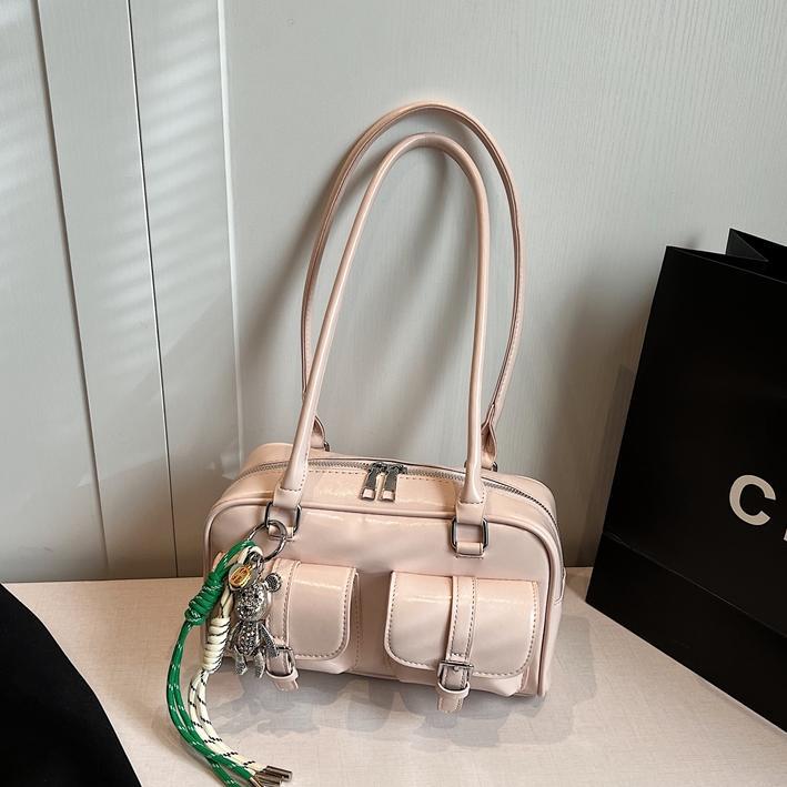 Damen Handtasche im modernen Taschenformat mit charmanten Anhängern | Nord Taschen