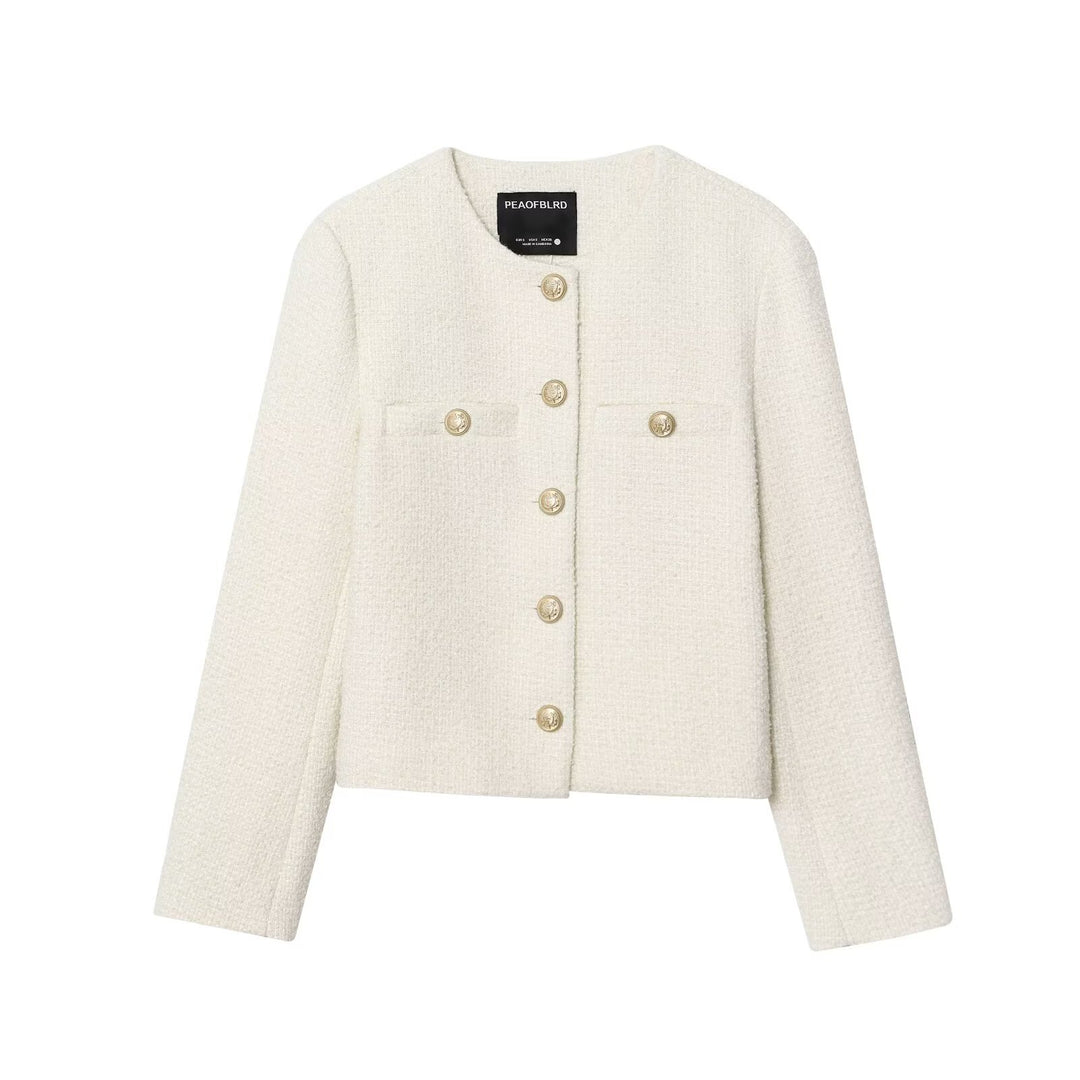 Damen 80+ Kurz geschnittene Bouclé‑Jacke mit Rundhals, goldenen Zierknöpfen und Pattentaschen Nord Taschen