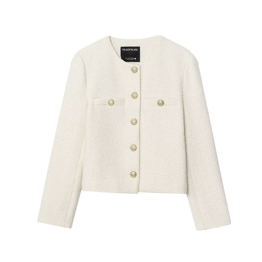Damen 80+ Kurz geschnittene Bouclé‑Jacke mit Rundhals, goldenen Zierknöpfen und Pattentaschen Nord Taschen