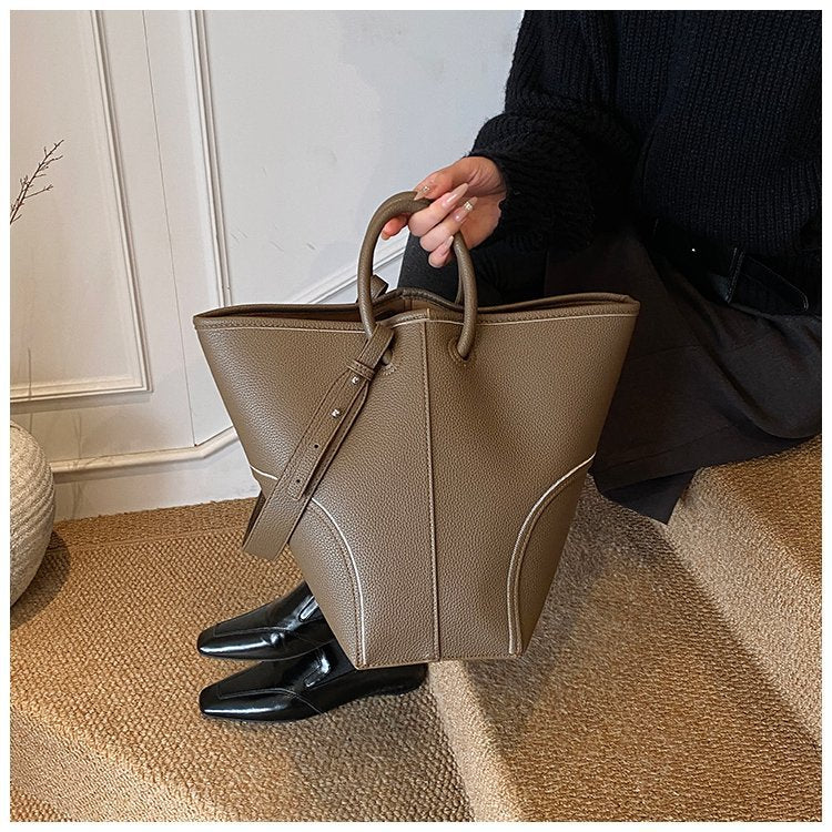 Damen Hobo-Tasche aus geschmeidigem Kunstleder mit modernen Akzenten Nord Taschen