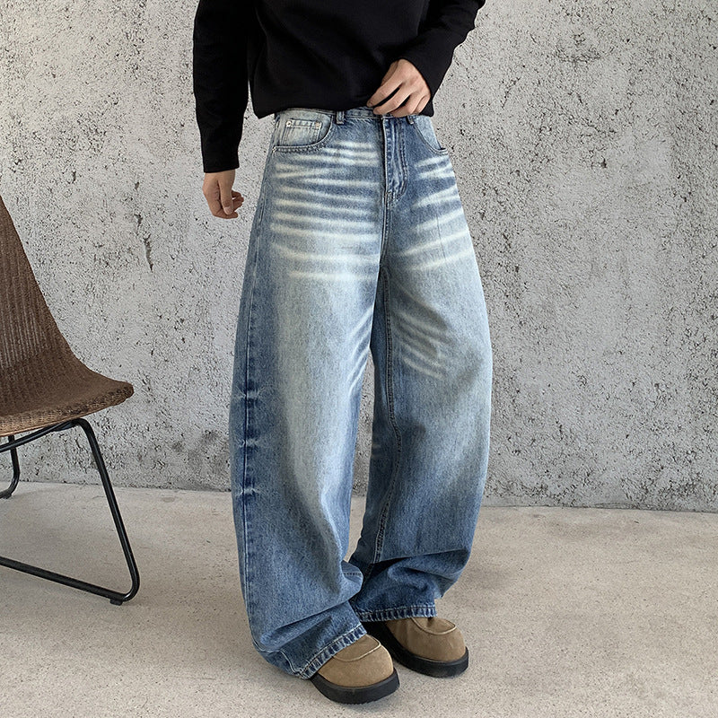 Herren Extraweite Baggy-Denimhose mit hohem Bund, markanten Whisker-Falten und tiefem Schritt Nord Taschen