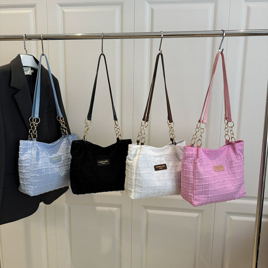 Damen Schultertasche mit strukturiertem Design und unverwechselbaren Kettenakzenten Nord Taschen