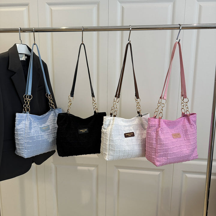 Damen Schultertasche mit strukturiertem Design und unverwechselbaren Kettenakzenten Nord Taschen