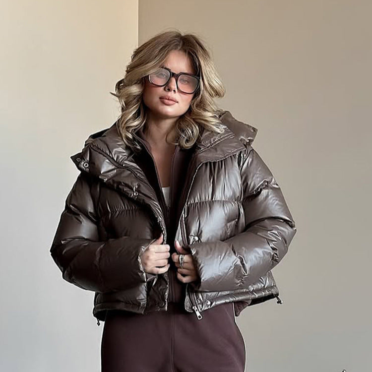 Damen Kurz geschnittene glänzende Steppjacke mit hohem Stehkragen und Druckknopfleisten Nord Taschen