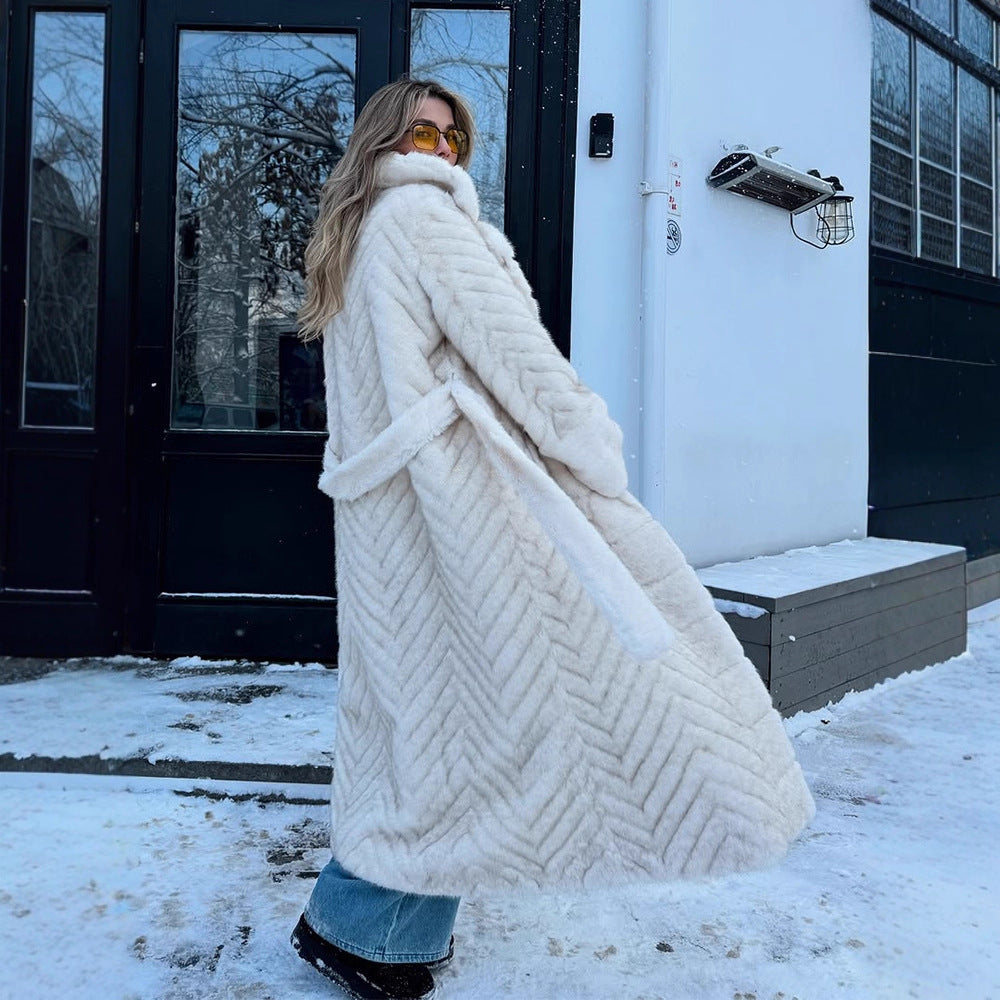 Damen Maxi-Kunstfellmantel mit Kapuze und Chevron-Steppung Nord Taschen