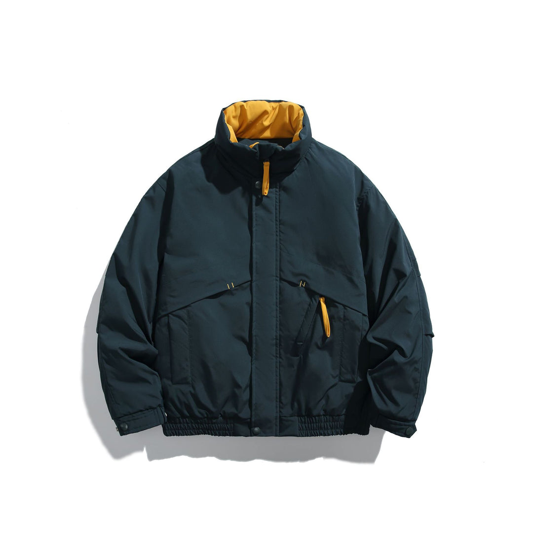 Unisex Kurz geschnittene wattierte Boxy‑Bomberjacke mit hohem Stehkragen und diagonalen Pattentaschen Nord Taschen