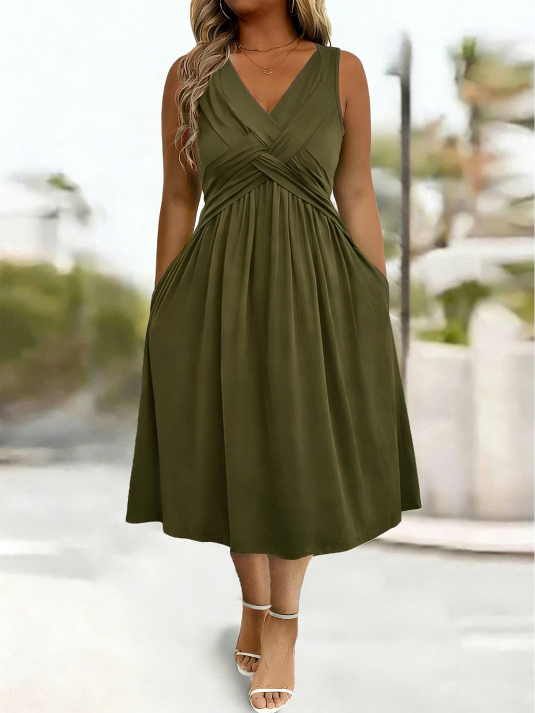 Damen Sommerkleid mit tiefem V-Ausschnitt und Seitentaschen